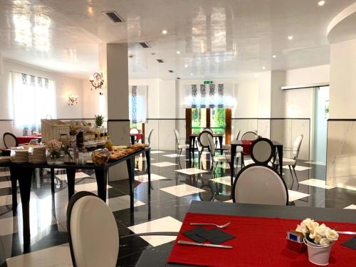 Un comedor con mesas y sillas en un edificio. en Astrea Wellness & Spa, en Altavilla Silentina