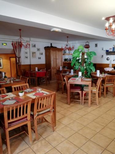 Εστιατόριο ή άλλο μέρος για φαγητό στο Hôtel-restaurant Les Colonnades