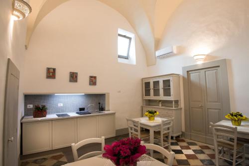 Kuchyňa alebo kuchynka v ubytovaní Le Finestre Su Porta Carrese - Luxury Rooms