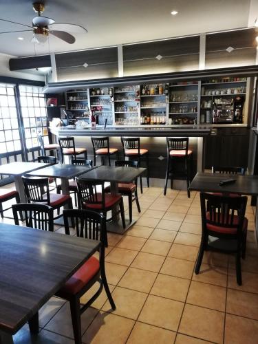 Εστιατόριο ή άλλο μέρος για φαγητό στο Hôtel-restaurant Les Colonnades