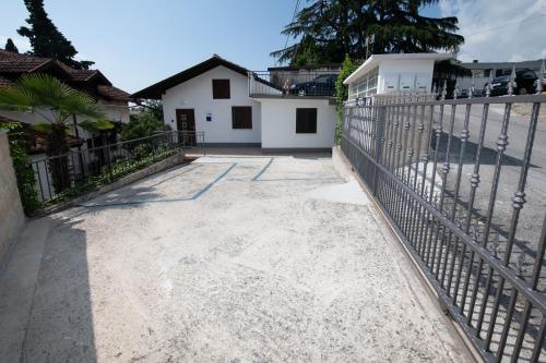 a driveway with a fence and a house at Studio apartman Tasha in Opatija