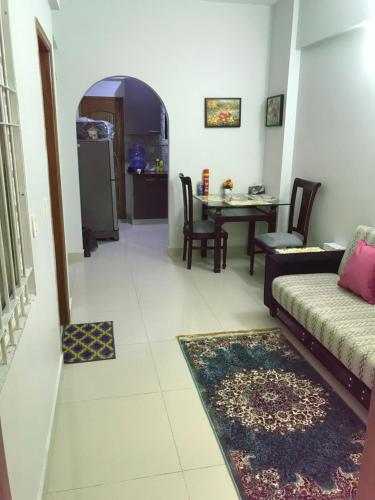 卡拉奇的住宿－"Service Apartments Karachi" Beach View，客厅配有沙发和桌子