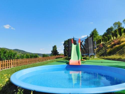 una pequeña piscina de agua con parque infantil en Willa na Stoku, en Krynica-Zdrój