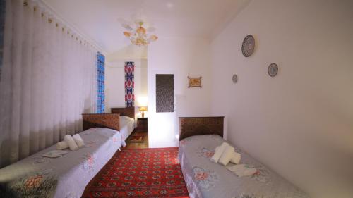 Llit o llits en una habitació de Qutlug Qadam Guest House