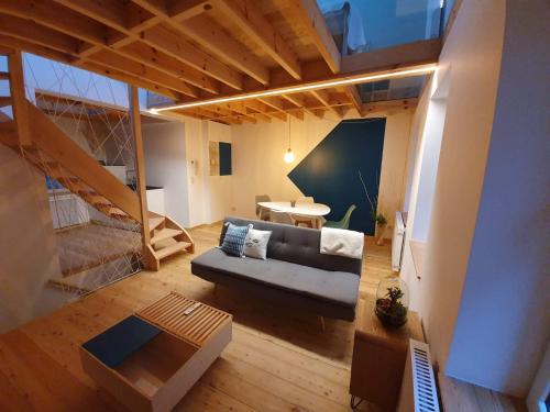 a living room with a couch and a table at Bel appartement au cœur de Liège in Liège