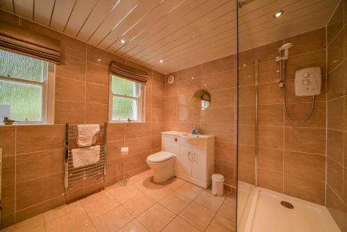 Uma casa de banho em Blairquhan Cottages