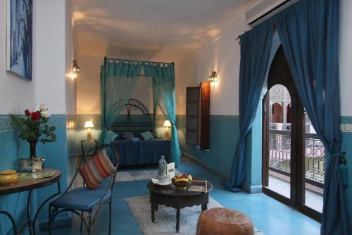 Habitación con 1 dormitorio con 1 cama y 1 mesa. en Riad Sidi Ayoub, en Marrakech