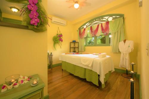 a bedroom with a bed and a window and a dresser at Hotel Casa Turire in Turrialba