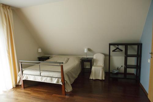 1 dormitorio con 1 cama, 1 mesa y 1 silla en Entire house in Trakai en Trakai