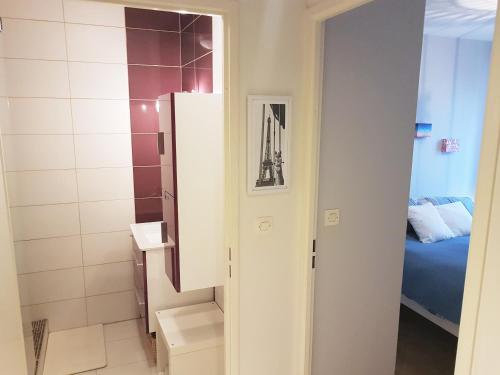 ein kleines Bad mit einem Bett und einem Kühlschrank in der Unterkunft Hortensias in Toulouse