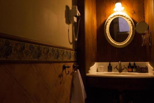 een badkamer met een wastafel en een spiegel bij Xenon Apollonos in Ermoupoli