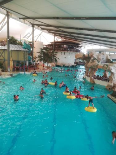 un groupe de personnes dans une piscine dans l'établissement chez patrick et dany, à Jonzac