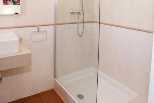 eine Dusche mit Glastür im Bad in der Unterkunft Fuentezuelas Pool Villa in Sayalonga