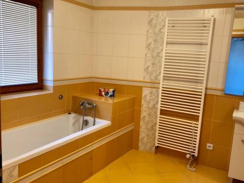 un bagno con vasca e finestra di Apartmány Mariánská a Česká Lípa
