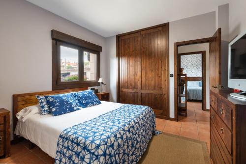 Ένα ή περισσότερα κρεβάτια σε δωμάτιο στο Casa A Pedriña