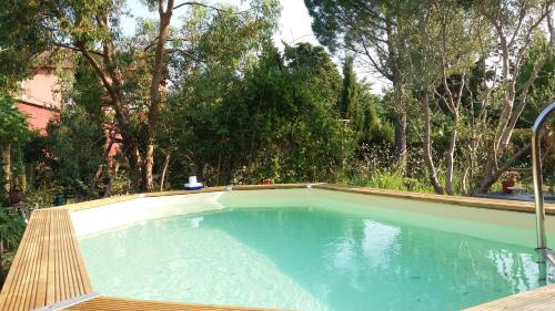 - une grande piscine dans une cour arborée dans l'établissement La Maison de Maïté, à Cheval-Blanc