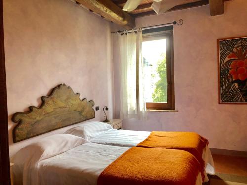 Uma cama ou camas num quarto em Tartagli Luxury Villa with Pool - a Fontanaro Property