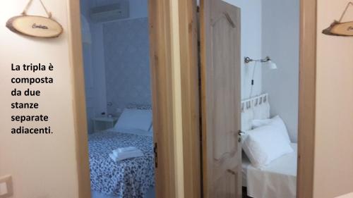una porta che conduce a una camera con un letto in una stanza di B&Bcasamalì a Selva di Fasano