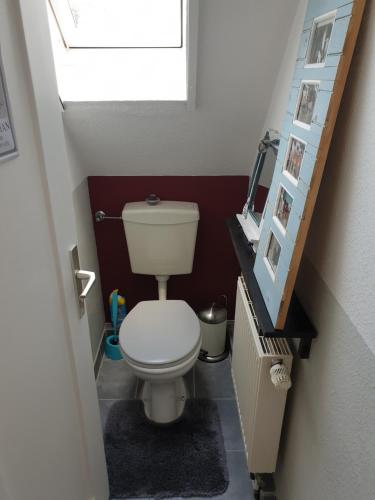 a small bathroom with a toilet in a stair case at Ferienwohnung im Grünen in Gschwend