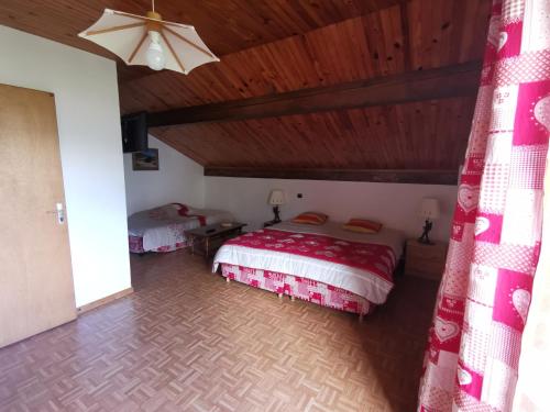 Ένα ή περισσότερα κρεβάτια σε δωμάτιο στο Chalet les Lurins