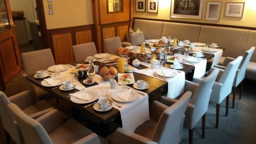 a dining room with a long table and chairs at Hotel Feldmann in Münster
