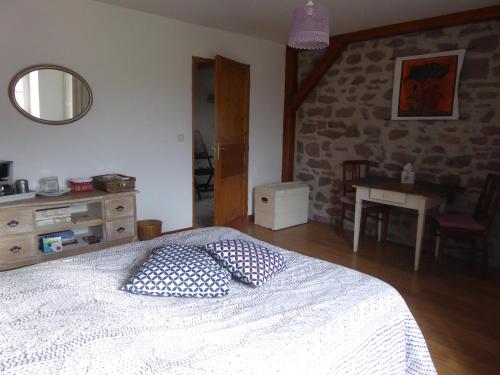 une chambre avec un lit avec deux oreillers dessus dans l'établissement La Chambre de Manon, à Saint-Maurice