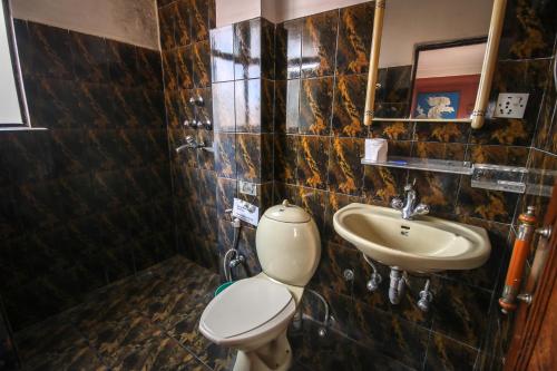 y baño con aseo y lavamanos. en Golden Gate Guest House, en Bhaktapur