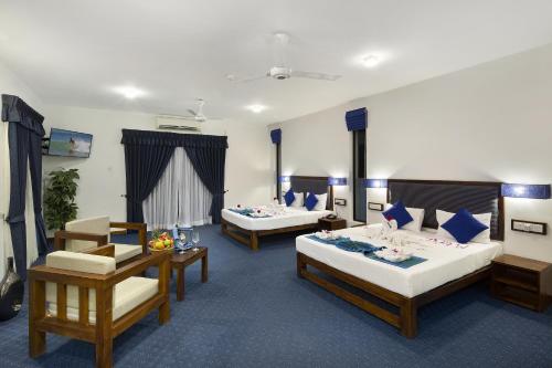 Postel nebo postele na pokoji v ubytování The Blue Wave Hotel