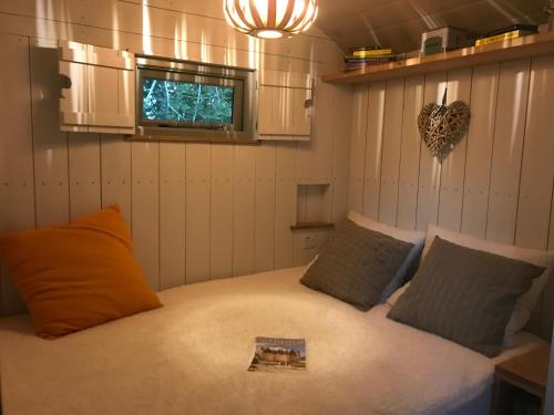 Ένα ή περισσότερα κρεβάτια σε δωμάτιο στο The Dordogne Huts with Private Pool and Jacuzzi