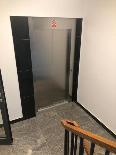 an elevator in a room with a bench and a door at Klimatyzowany Apartament ROMA z garażem podziemnym in Kielce