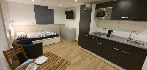 Apartamento pequeño con cocina y cama en Welcome Apartment Cölbe, en Cölbe