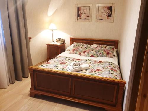 A bed or beds in a room at Kompleks Wypoczynkowo-Rehabilitacyjny "Marzenie"