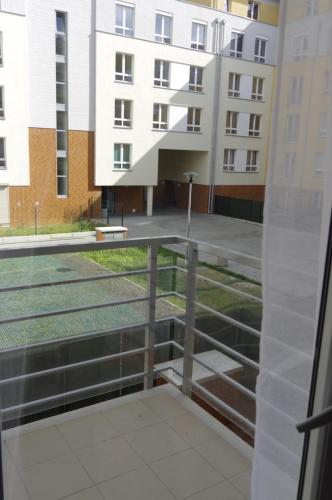 uma vista de um edifício a partir de uma janela em Apartament 5e em Szczecin