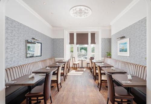 comedor con mesas y sillas de madera en Invicta Hotel en Plymouth