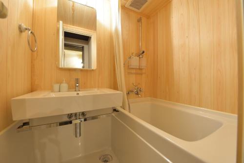 uma casa de banho com um lavatório e uma banheira em Kyoto - House / Vacation STAY 43525 em Quioto