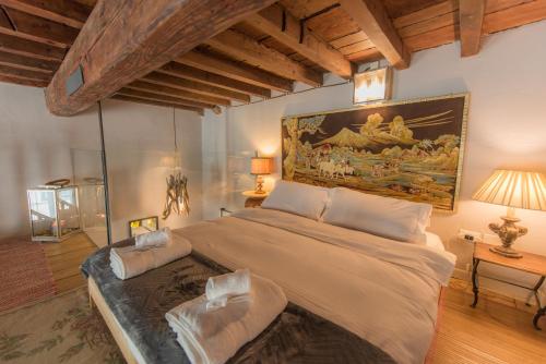 - une chambre avec un grand lit orné d'une peinture murale dans l'établissement Loft Boutique Suite, Santa Croce, Florence, WIFI, à Florence