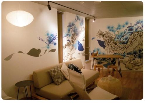salon z kanapą i niebiesko-białymi ścianami w obiekcie world potential / Vacation STAY 4611 w Tokio