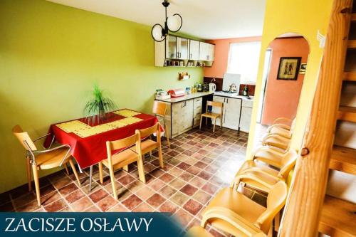 uma cozinha e sala de jantar com mesa e cadeiras em Zacisze Osławy Agroturystyka em Wysoczany