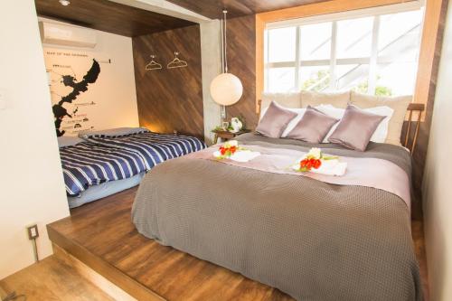 una camera da letto con un grande letto con fiori di Okinawa - House / Vacation STAY 44500 a Città di Okinawa