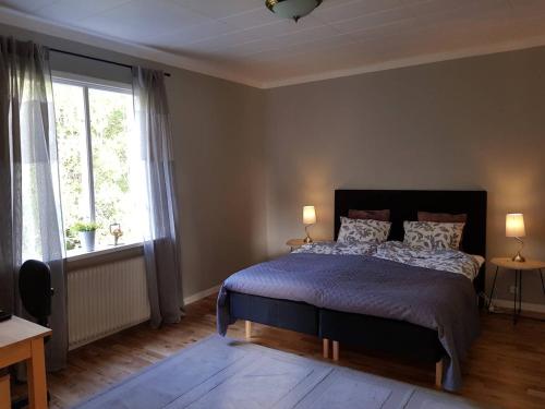 Tempat tidur dalam kamar di Lovely, spacious apartment with free parking