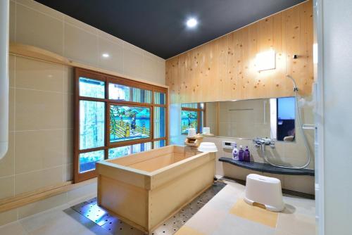 een grote badkamer met een bad en een wastafel bij Kyoto - House / Vacation STAY 43217 in Kyoto