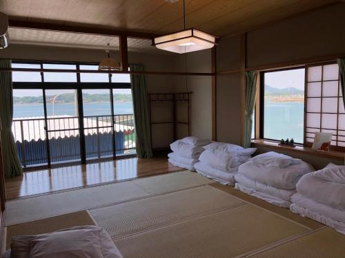 Habitación con una fila de almohadas en el suelo en Kamiamakusa - House / Vacation STAY 44582, en Kami Amakusa