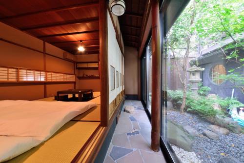 - une chambre avec un lit et une grande fenêtre dans l'établissement Kyoto - House / Vacation STAY 43217, à Kyoto