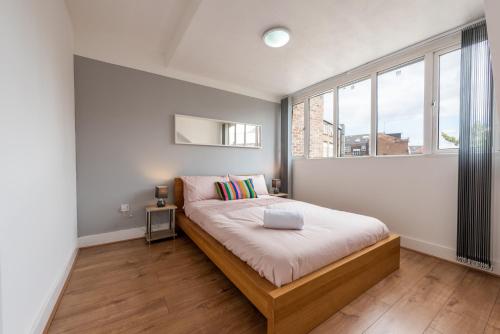Postel nebo postele na pokoji v ubytování Spacious 2 Bed Apartment - 2 Mins from Luton Train St & 10 Mins London Luton Airport