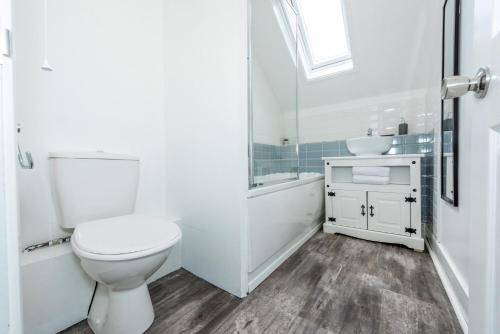 Koupelna v ubytování Spacious 2 Bed Apartment - 2 Mins from Luton Train St & 10 Mins London Luton Airport