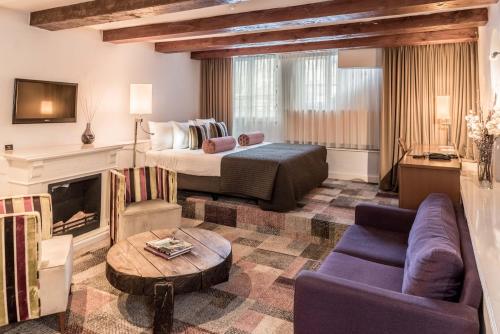 ein Hotelzimmer mit einem Kingsize-Bett und einem Wohnzimmer in der Unterkunft Hotel Amstelzicht in Amsterdam