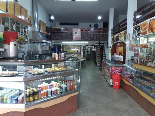 Posse秀兰克斯维蓝内奥酒店的快餐店的过道上展示着食品