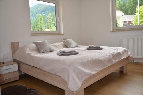 - un lit avec 2 serviettes dans une chambre dans l'établissement Apartmaji Gaby, à Gozd Martuljek