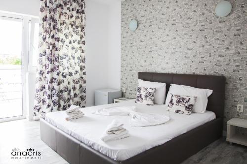 Un pat sau paturi într-o cameră la Anacris Guesthouse