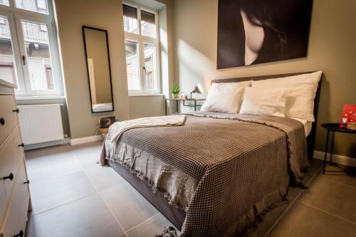 een slaapkamer met een bed en 2 ramen bij Brand New amazing apt. In the Heart of Budapest in Boedapest